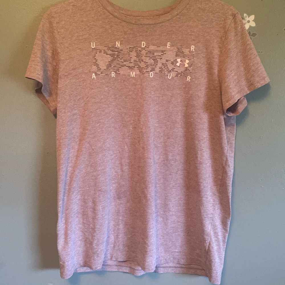 🩷An excellent condition Under Armour t-shirt is great in any wardrobe!